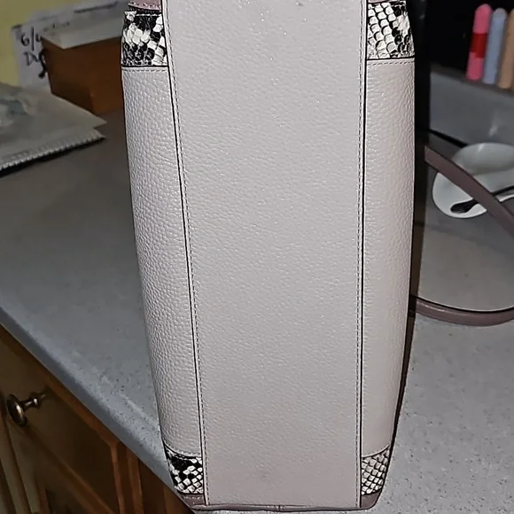 KATE SPADE POCKET BOOK - Picture 13 of 14